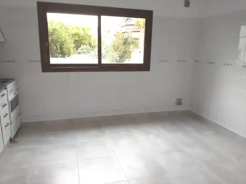 Casa en Alquiler con 3 cocheras
