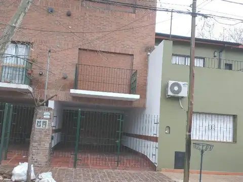 Excelente duplex,4 ambien,3 baños, amplio play, cochera 3 autos, jardín.