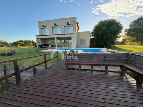 Casa 5 ambientes con 3 baños