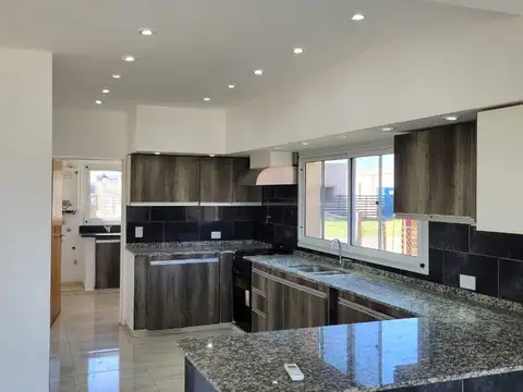 Casa en Alquiler con 2 cocheras