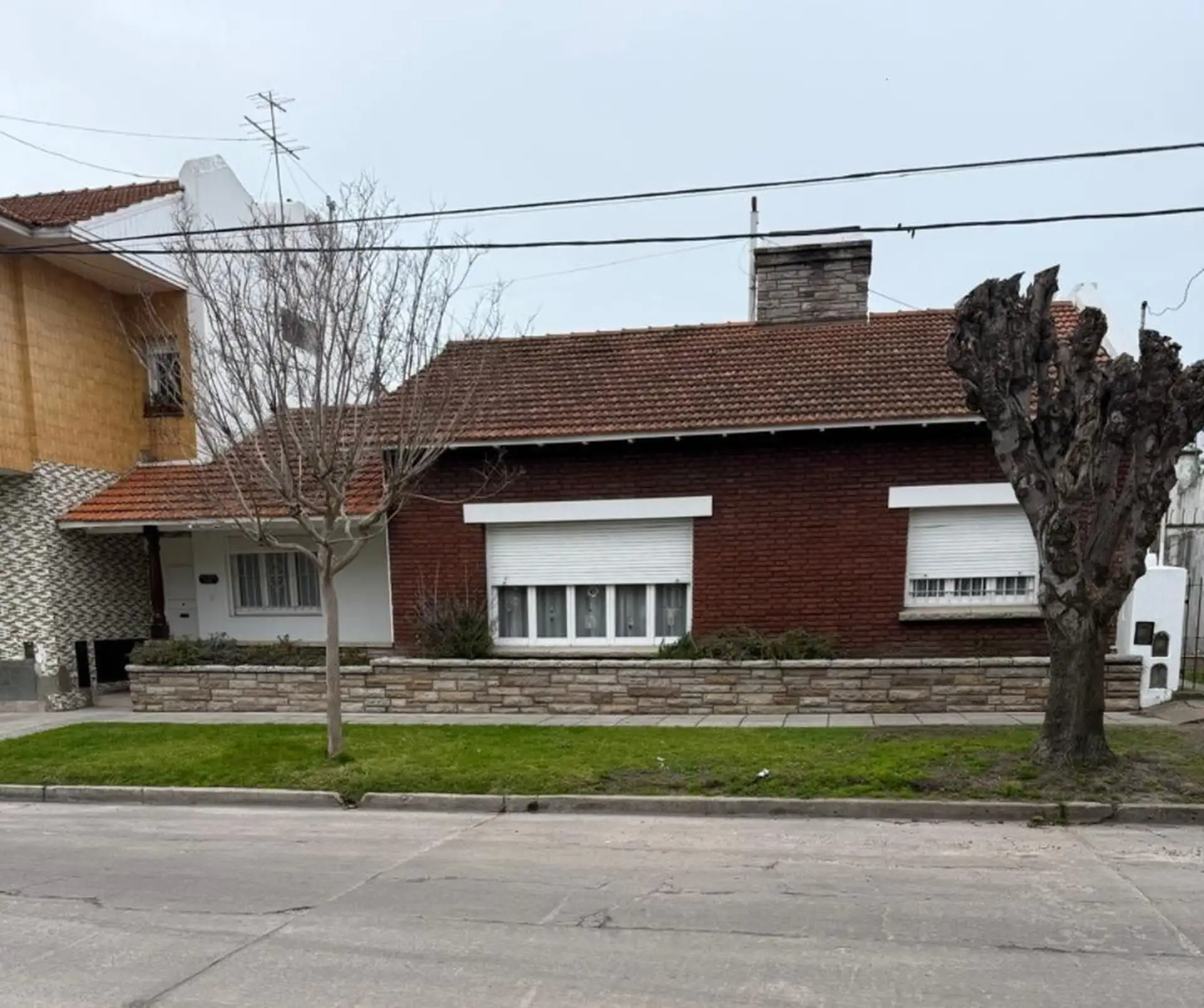 Venta de HERMOSO CHALET 4 Ambientes CON GARAJE en Villa Lourdes