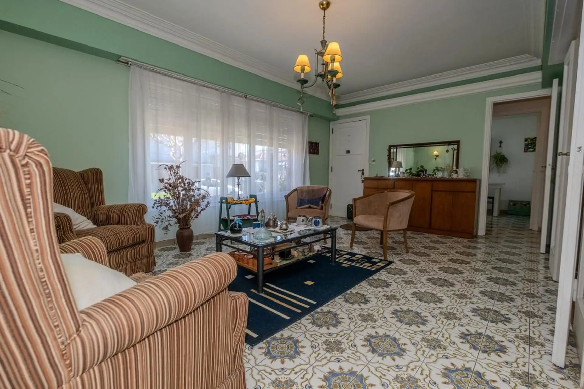 Venta de HERMOSO CHALET 4 Ambientes CON GARAJE en Villa Lourdes