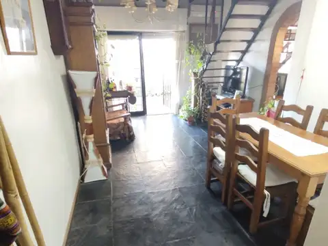 DTO 5AMB. 2° PISO LATERAL CON AMPLIO PATIO, MUY LUMINOSO.  A DOS CUADRAS DE ESTACION. APTO CREDITO