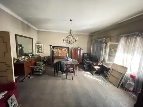 Casa en gran lote 8.66x43.30 a refaccionar integra.-375 m2 totales.