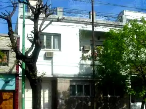 Casa en gran lote 8.66x43.30 a refaccionar integra.-375 m2 totales.