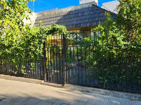 VENTA CASA 4 AMBIENTES A REFACCIONAR EN VERSALLES