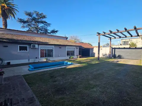 Casa 4 ambientes con 2 baños