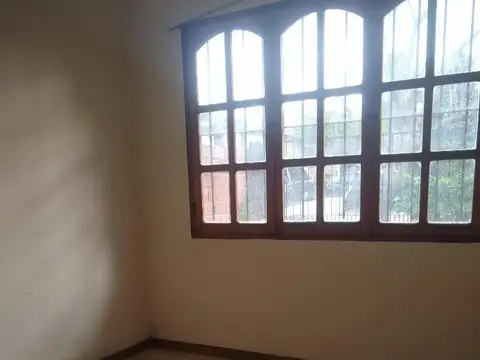 Casa en Alquiler con 2 cocheras