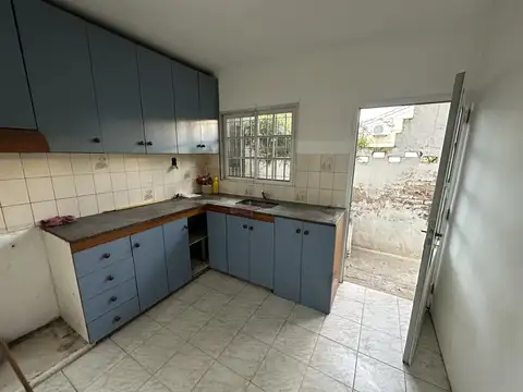 Casa 4 ambientes con 1 baño