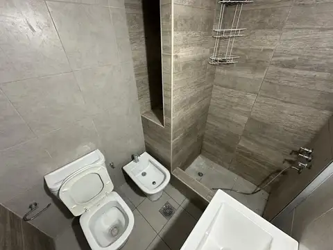 Casa en alquiler de cuatro ambientes en Adrogue