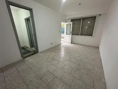 Casa en alquiler de cuatro ambientes en Adrogue