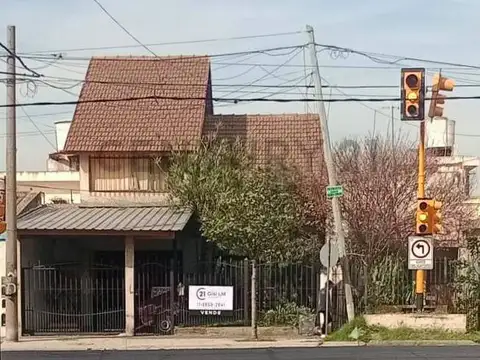 Venta casa 3 ambientes con cochera y fondo libre  Bernal Oeste,Partido de Quilmes.APTO CREDITO