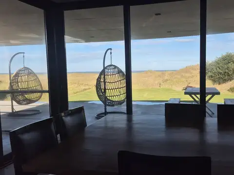 Casa 8 ambientes con 6 baños