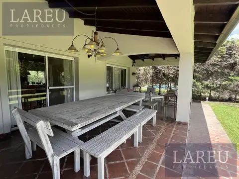 Casa en Alquiler con 1 cochera