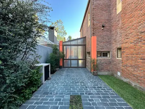 Casa 7 ambientes con 2 baños