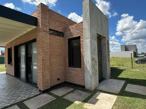 Casa a estrenar en Barrio Don Mateo