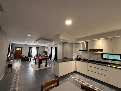 Quinta en PH, 650 m2 totales - Casa en dos plantas - Refaccionada a nuevo