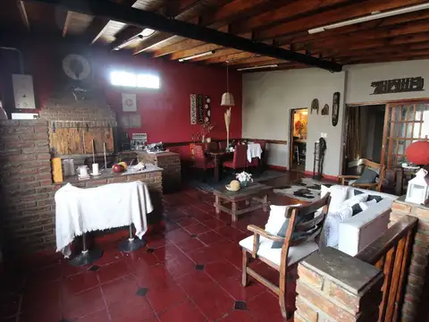 Casa 7 ambientes con 2 baños