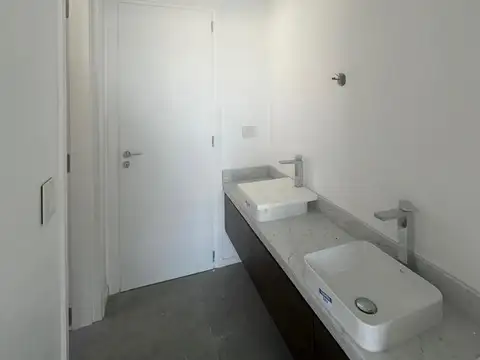 Casa en Alquiler con 2 cocheras