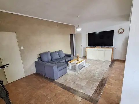 Casa 6 ambientes con 2 baños