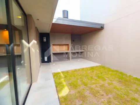 Casa 2 ambientes con 2 baños