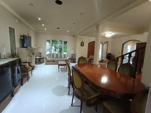 Casa 6 ambientes con 2 baños
