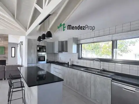 Casa 6 ambientes con 4 baños