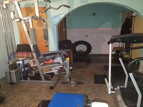 76 E/ 23 Y 25: CASA EN VENTA DE 2 DORMITORIOS CON COCHERA CUBIERTA