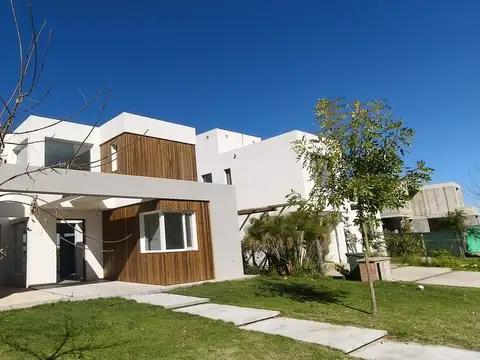 Casa 6 ambientes con 4 baños