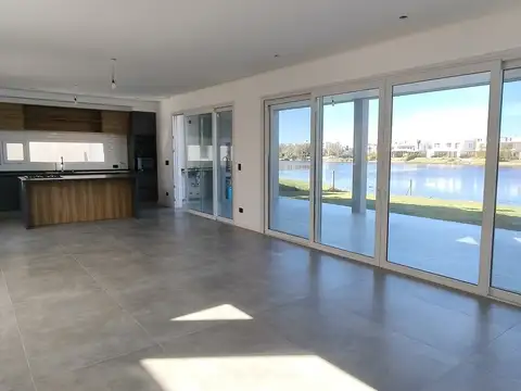 Casa Venta 6 Ambientes a la Laguna