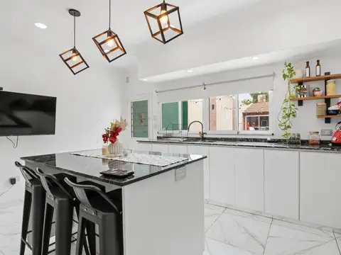 Venta casa en Lomas de Zamora, 4 amb. patio/coch.