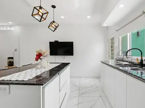 Venta casa en Lomas de Zamora, 4 amb. patio/coch.