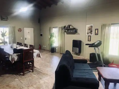 Casa 8 ambientes con 2 baños