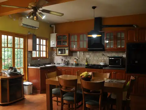 AMPLIA CASA – MUY LUMINOSO - EXCELENTE ESTADO   