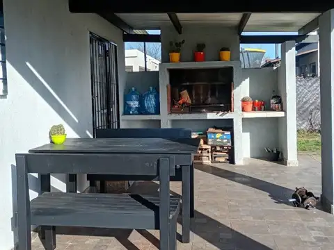 FINANCIO - CASA DOS DORMITORIOS CON PILETA - A MTS DEL LAGO