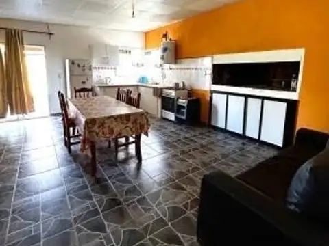 FINANCIO - CASA DOS DORMITORIOS CON PILETA - A MTS DEL LAGO