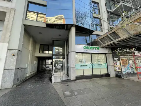 Importante local comercial cercano a Plaza Mitre.