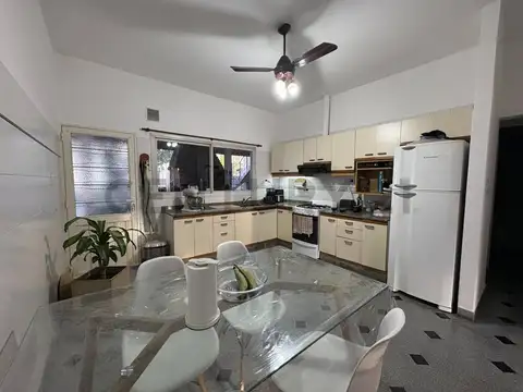 CASA MULTIFAMILIAR 7 AMBIENTES / 2 VIVIENDAS EN VENTA EN MORÓN