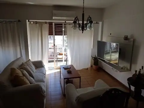 Depto. 2 amb. semi- piso al cfte c/ balcón y cochera luminos