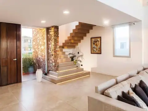 Casa 8 ambientes con 4 baños