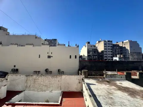 VENTA OFICINA IDEAL EN BALVANERA SOL PLENO