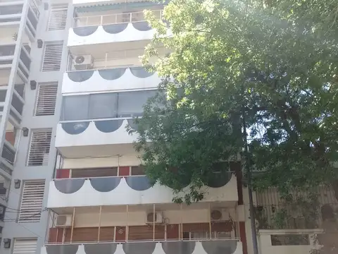 Excelente Departamento en venta frente al Parque Centenario, 1* piso por ascensor, super luminoso, con hermoso patio de 26m2- Bajas expensas