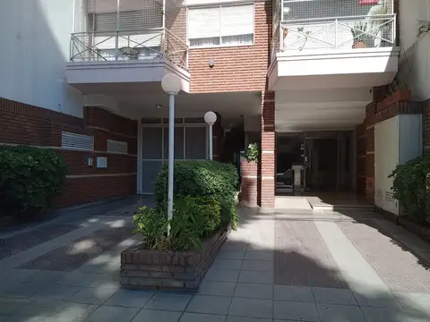Hermoso departamento al frente con balcón . Todo sol !