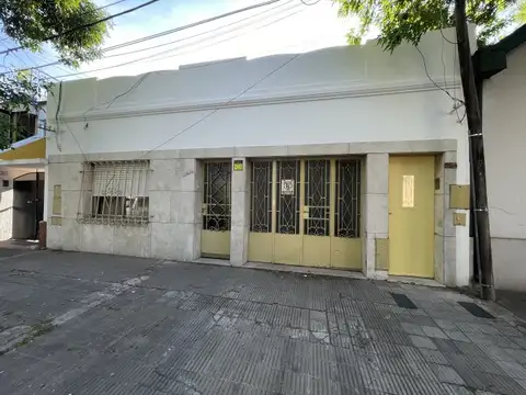 Casa dos dormitorios con cochera en B° Azcuenaga