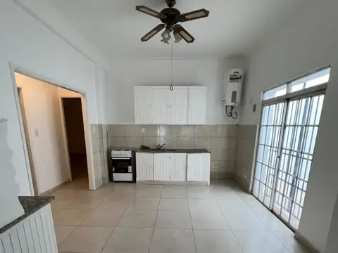 Casa tipo ph al frente 3 amb. Bien ubicado: Pastor Ferreyra 3885 Remedios de Escalada