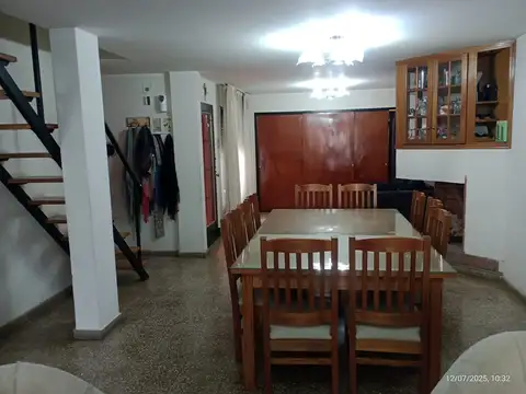 Casa 6 ambientes con 2 baños