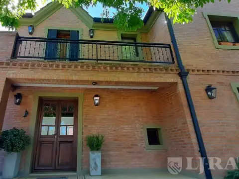 OPORTUNIDAD !!!! VERDADERAMENTE IMPECABLE Y SOLIDA PROPIEDAD ! Venta  casa en Country La Delfina-  Av Presidente Peron  1300