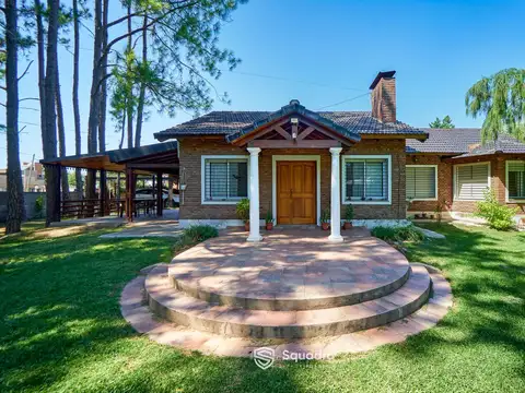 VENTA | ALQUILER - Casa de 2 dormitorios, comodín, cochera, y piscina - Roldán.