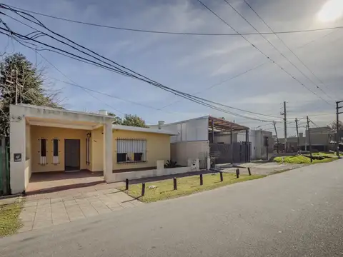 Casa dos dormitorios en venta, lote propio calle 44 entre 8 y 9 cercano a camino Centenario y Arana