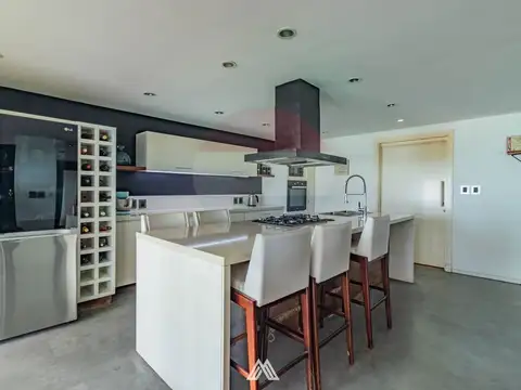 Casa 10 ambientes con 3 baños